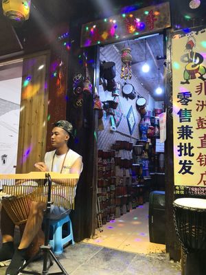 鳳凰古鎮(zhèn) 燈火闌珊處，樂(lè)器聲里的生意經(jīng)